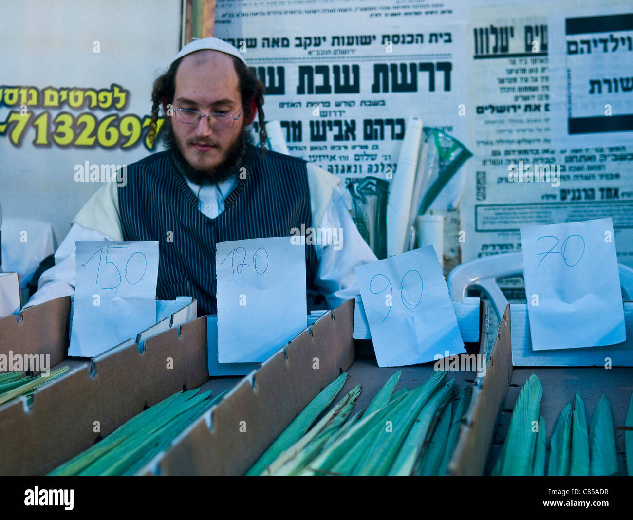 Un homme juif ultra-orthodoxe Loulav vend dans les "quatre" spesies marché de Jérusalem Israël Banque D'Images