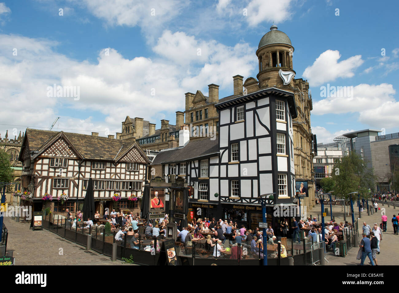 Le centre-ville de Manchester, Exchange Square, OLD WELLINGTON pub et bar à huîtres SINCLAIRS Banque D'Images