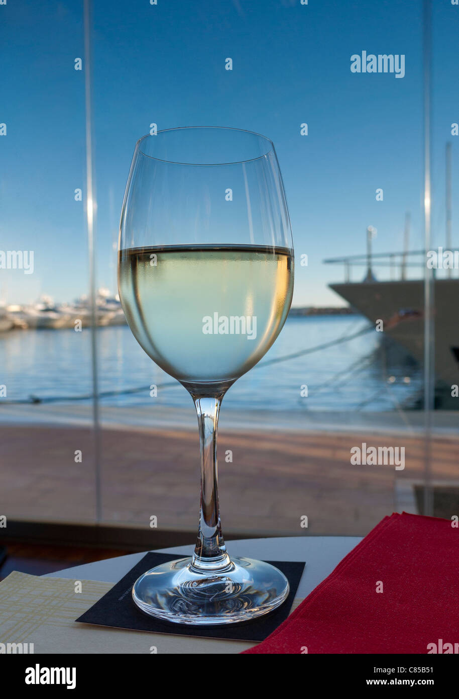 BAR Puerto Portals Majorque verre de vin blanc dans un bar restaurant au bord de l'eau dans le luxe marina resort Puerto Portals Majorque Espagne Banque D'Images