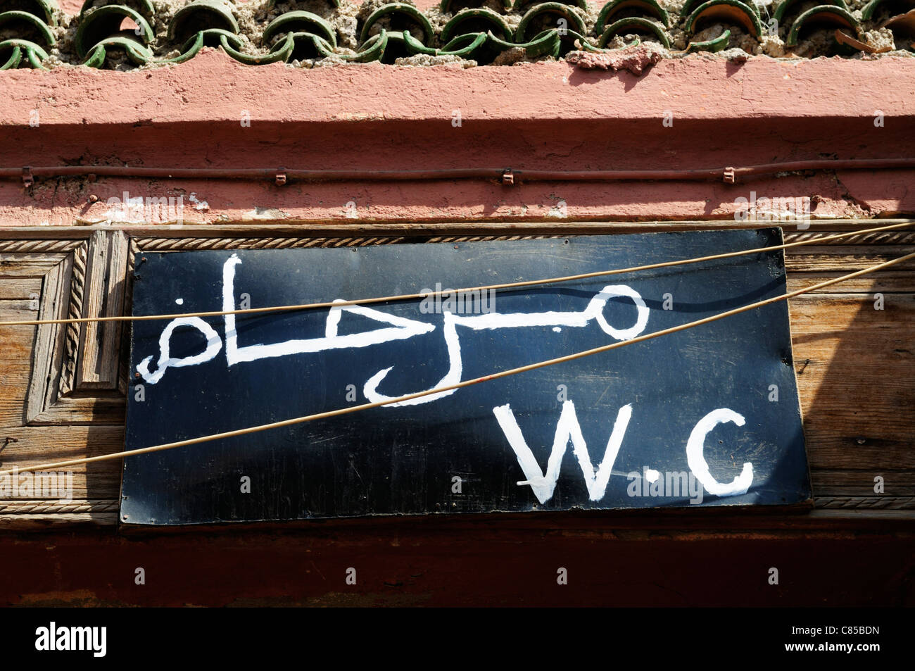 W.C. Signe des toilettes, Pllace Rahba Kedima, Marrakech Medina, Maroc Banque D'Images