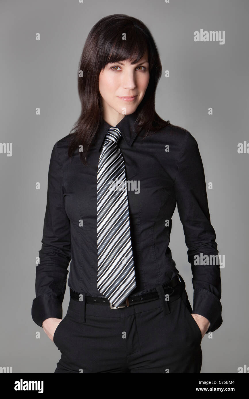 Portrait de femme portant chemise et cravate Photo Stock - Alamy