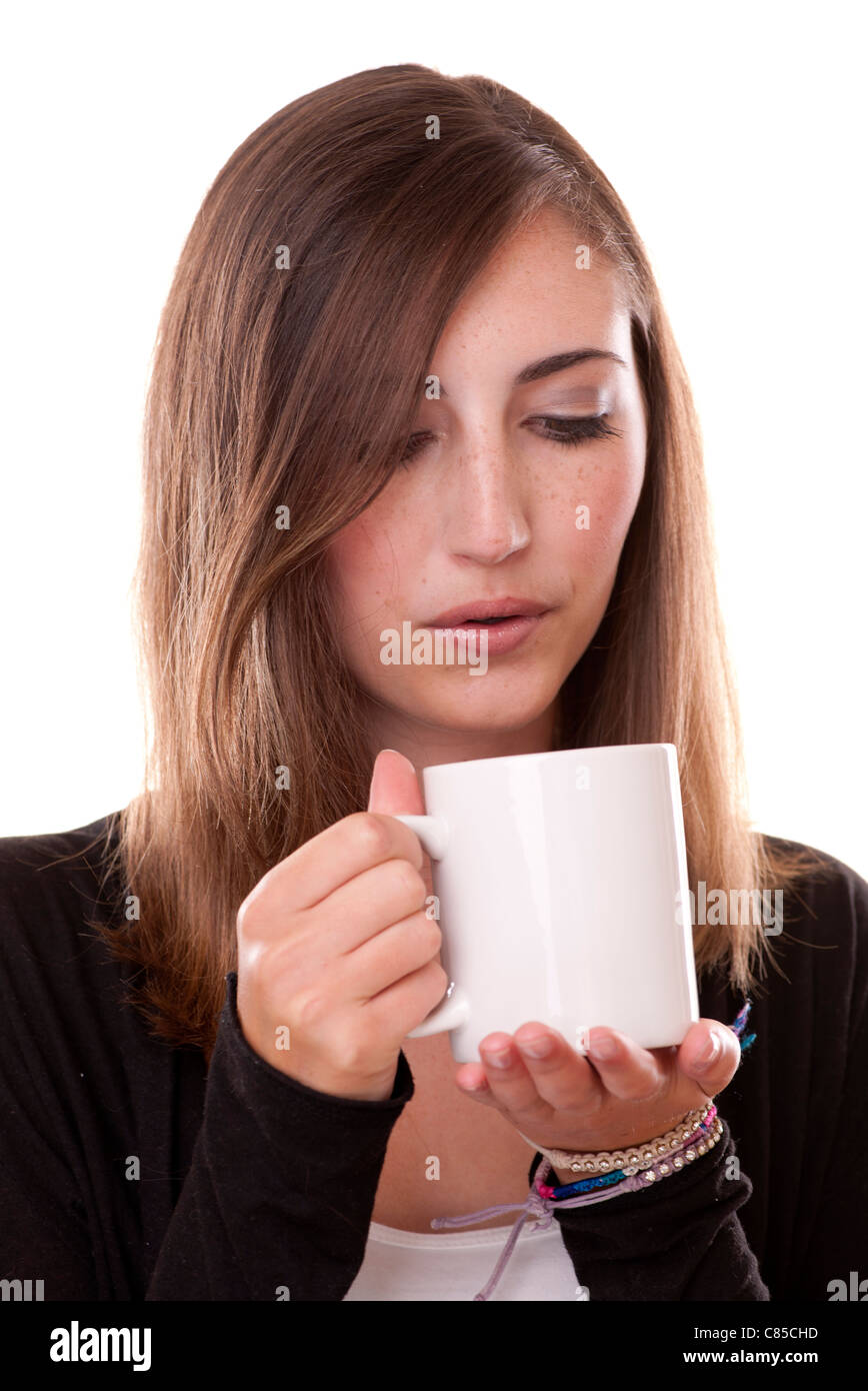 Young woman blowing de refroidir sa tasse de thé Banque D'Images