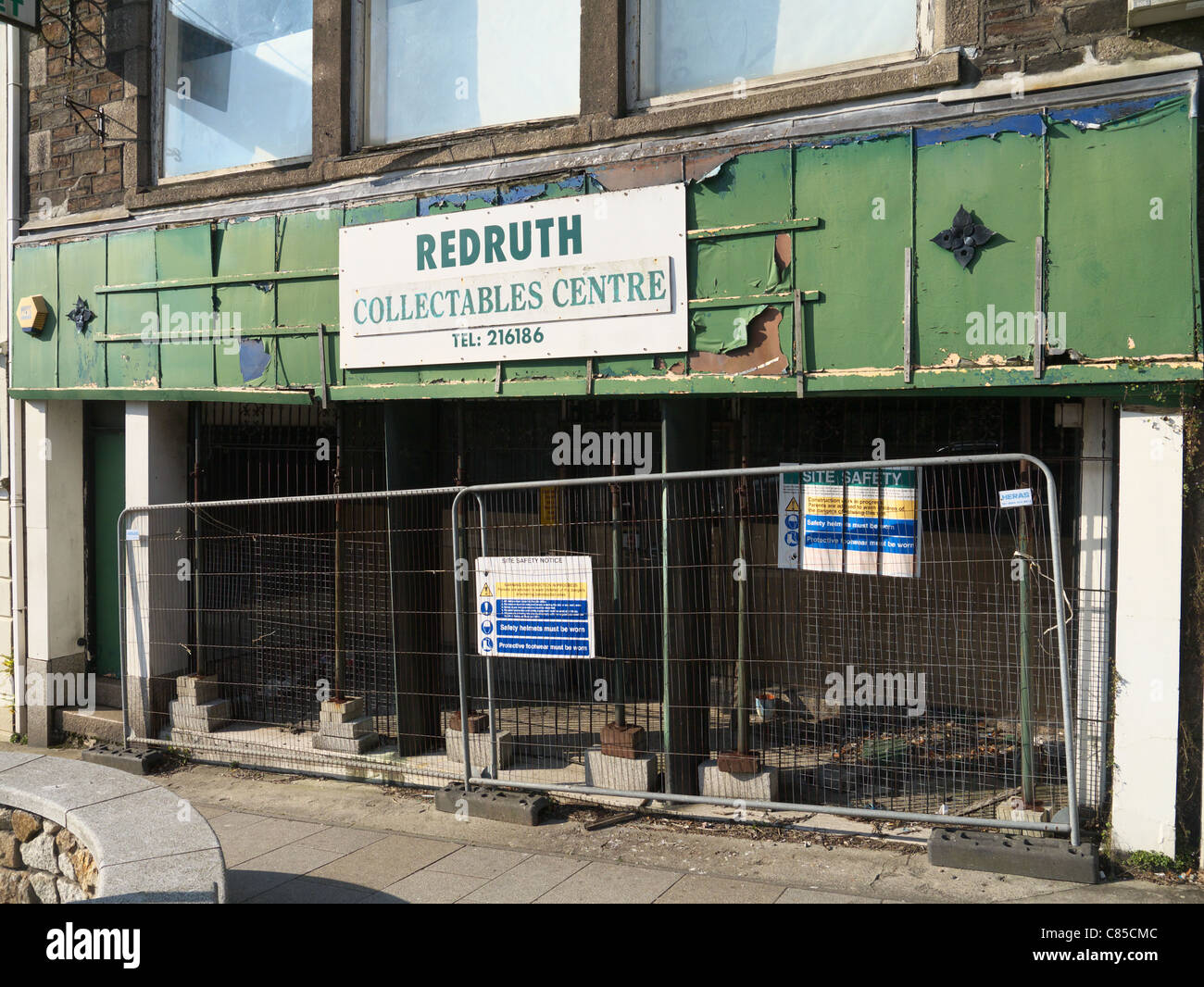 Redruth Collectables Centre a fermé boutique avec des obstacles à l'extérieur du site de construction. Banque D'Images