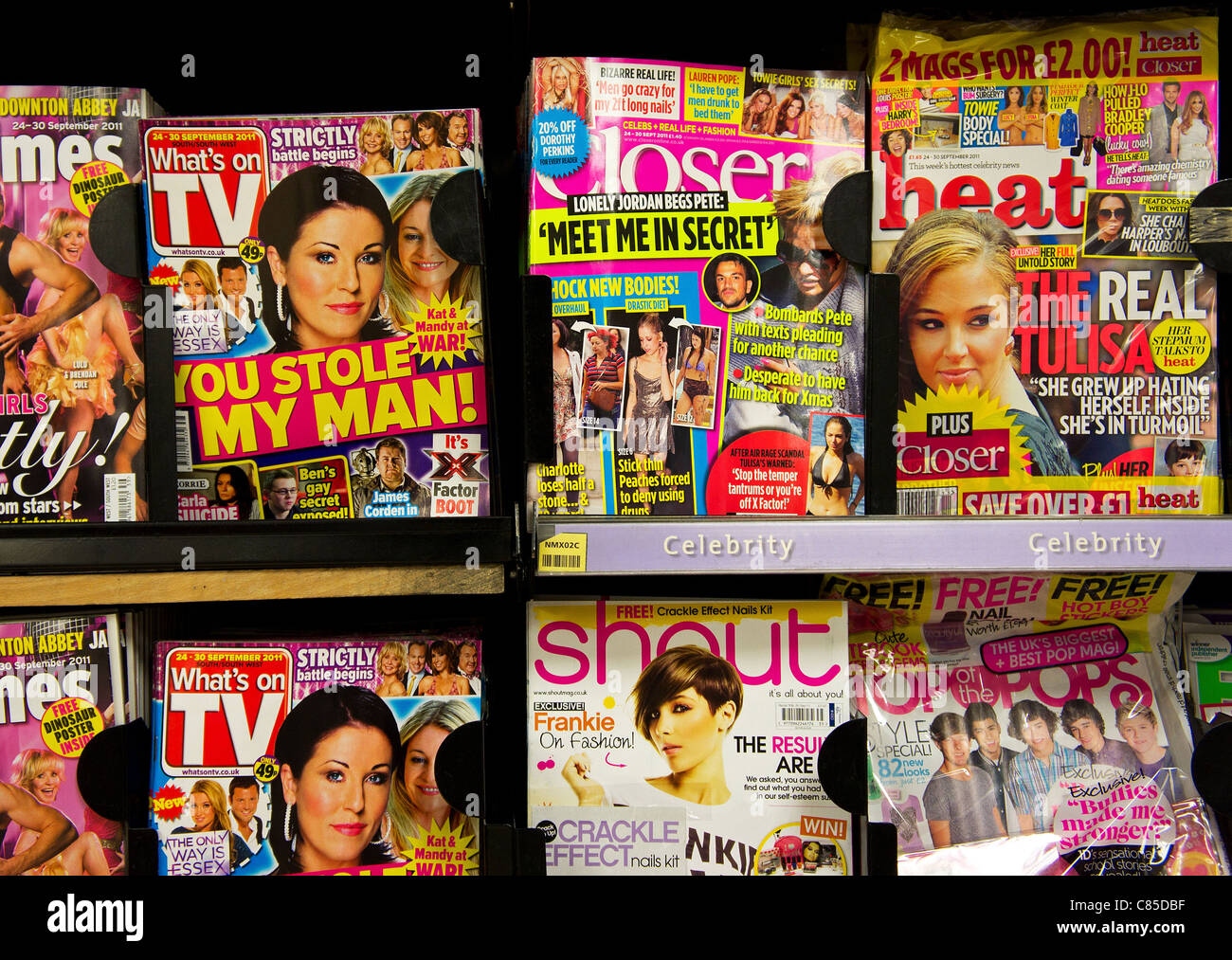 Chat celebrity magazines dans une boutique de la presse britannique Banque D'Images