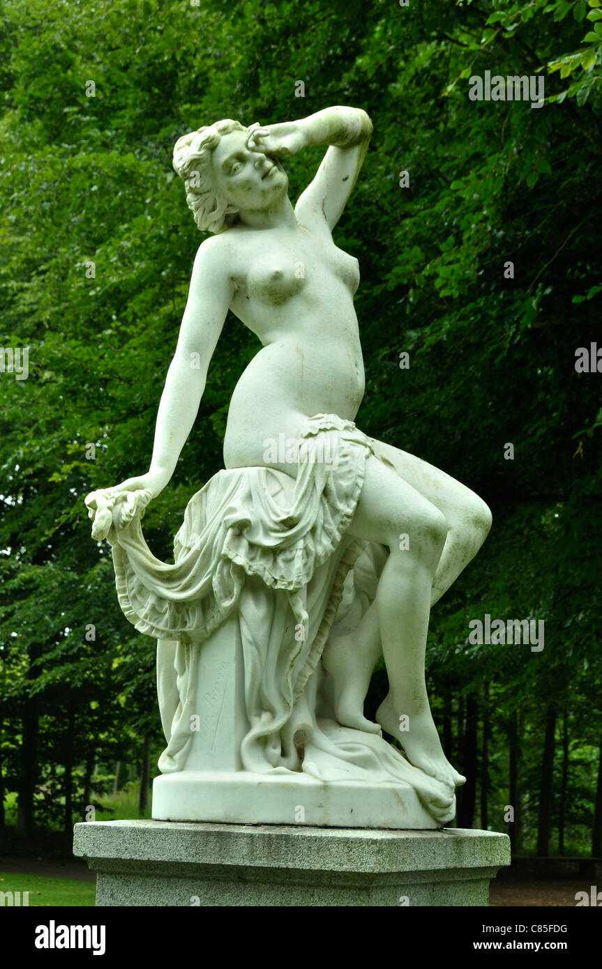 Parc du Château de Flers, statue, femme nue (Orne, Normandie, France). Banque D'Images