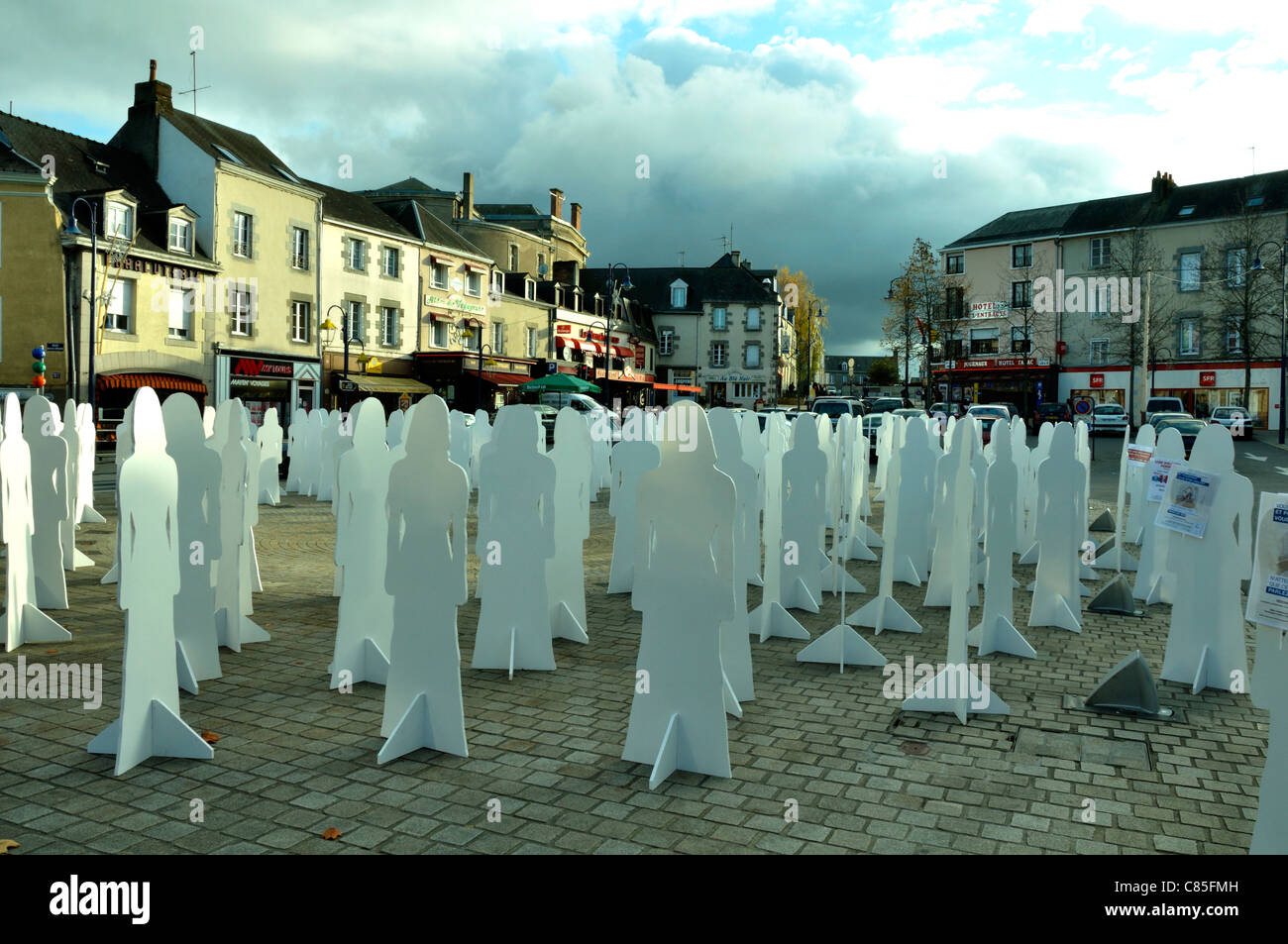 La ville de Mayenne, l'installation sur le centre-ville de résumé des figures féminines de sensibilisation sur la violence contre les femmes. Banque D'Images