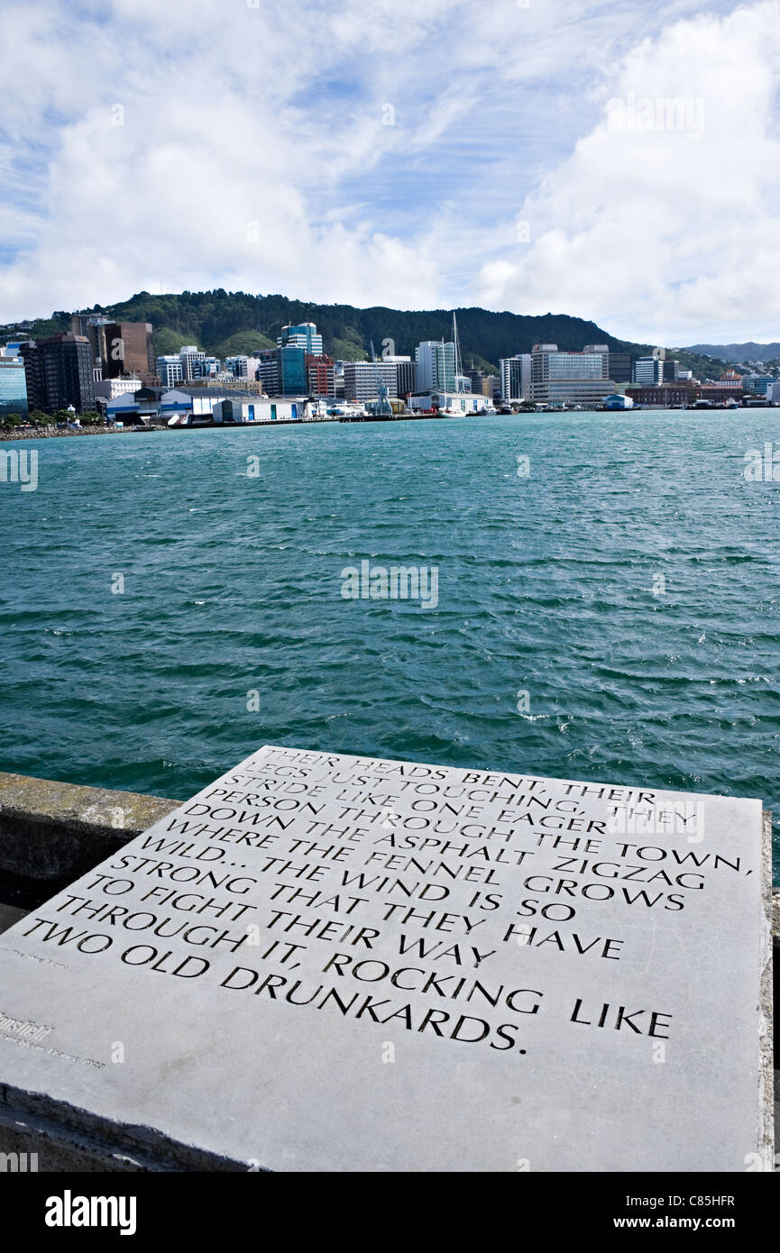 Un comprimé de réfléchir à la vent par Ketherine Mansfield sur un quai à pied par Chaffers Marina Wellington New Zealand NZ Banque D'Images