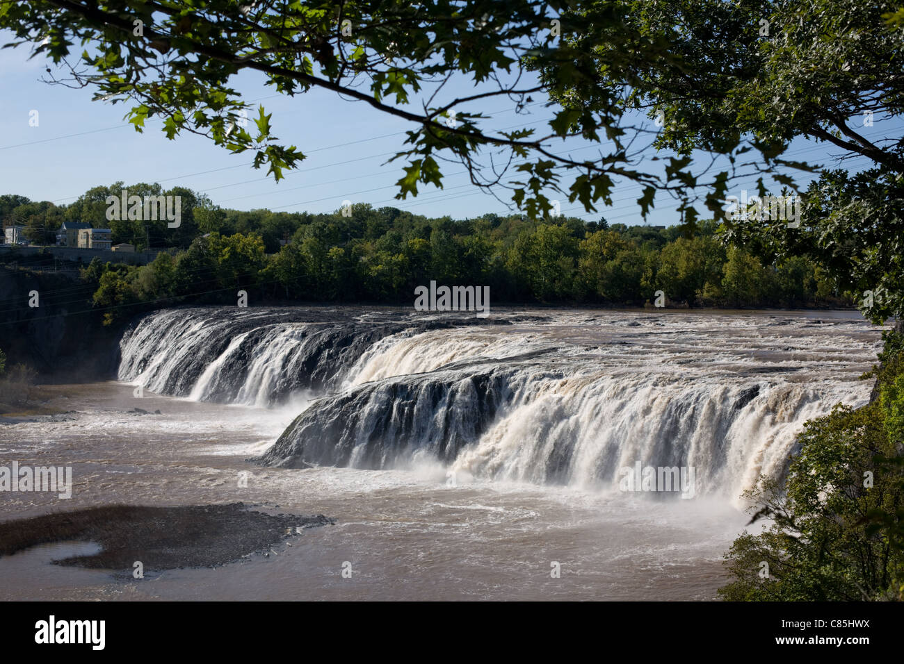 La Cohoes Falls sur la rivière Mohawk dans l'État de New York sont de 90 pieds de haut et de 1000 pieds de largeur Banque D'Images