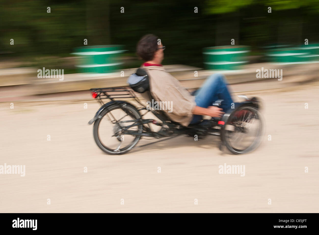 Homme monté sur un vélo couché. Banque D'Images