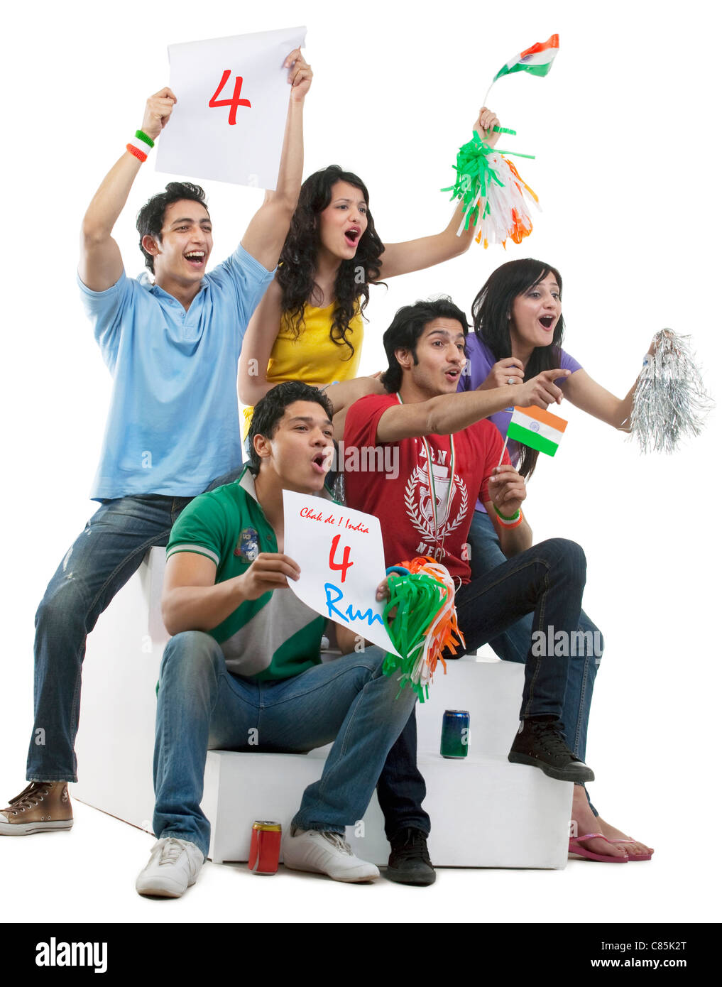 Acclamations d'amis tout en regardant un match de cricket Banque D'Images