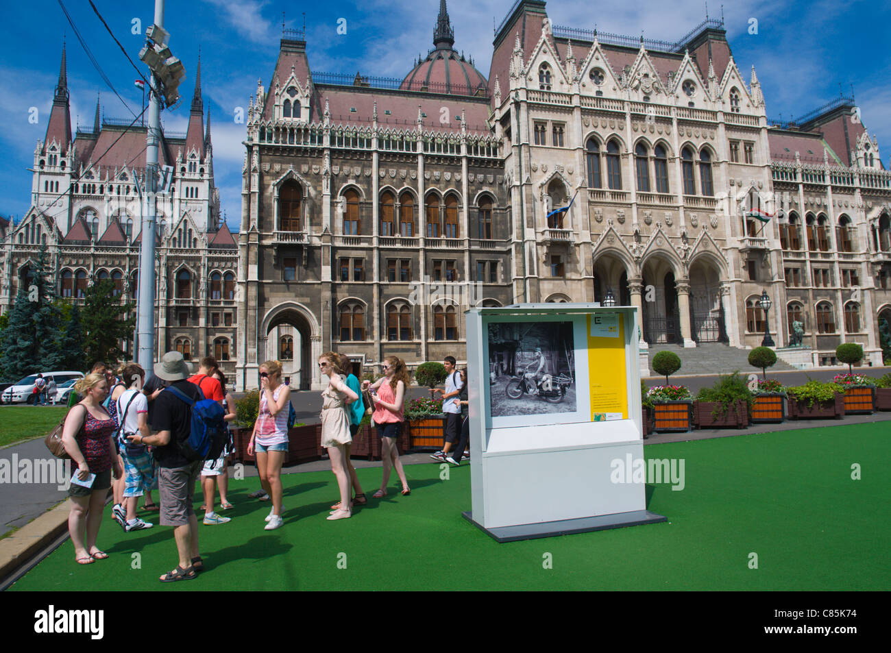 Les touristes en face de l'édifice du parlement hongrois Orszaghaz Budapest Hongrie Europe centrale Banque D'Images