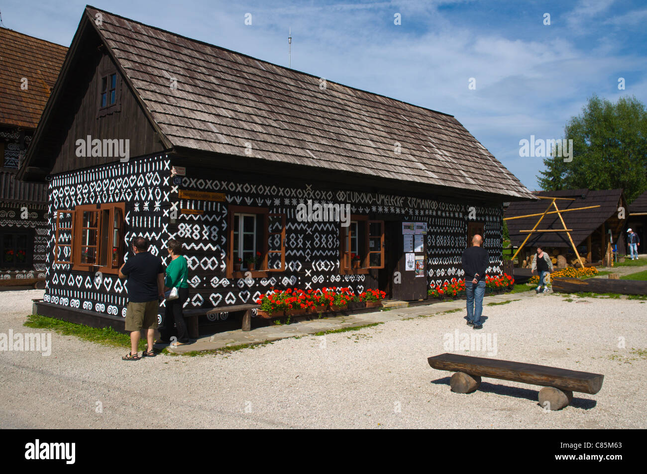 La construction de maisons, boutique de souvenirs Čičmany région Žilina Slovaquie Europe village Banque D'Images