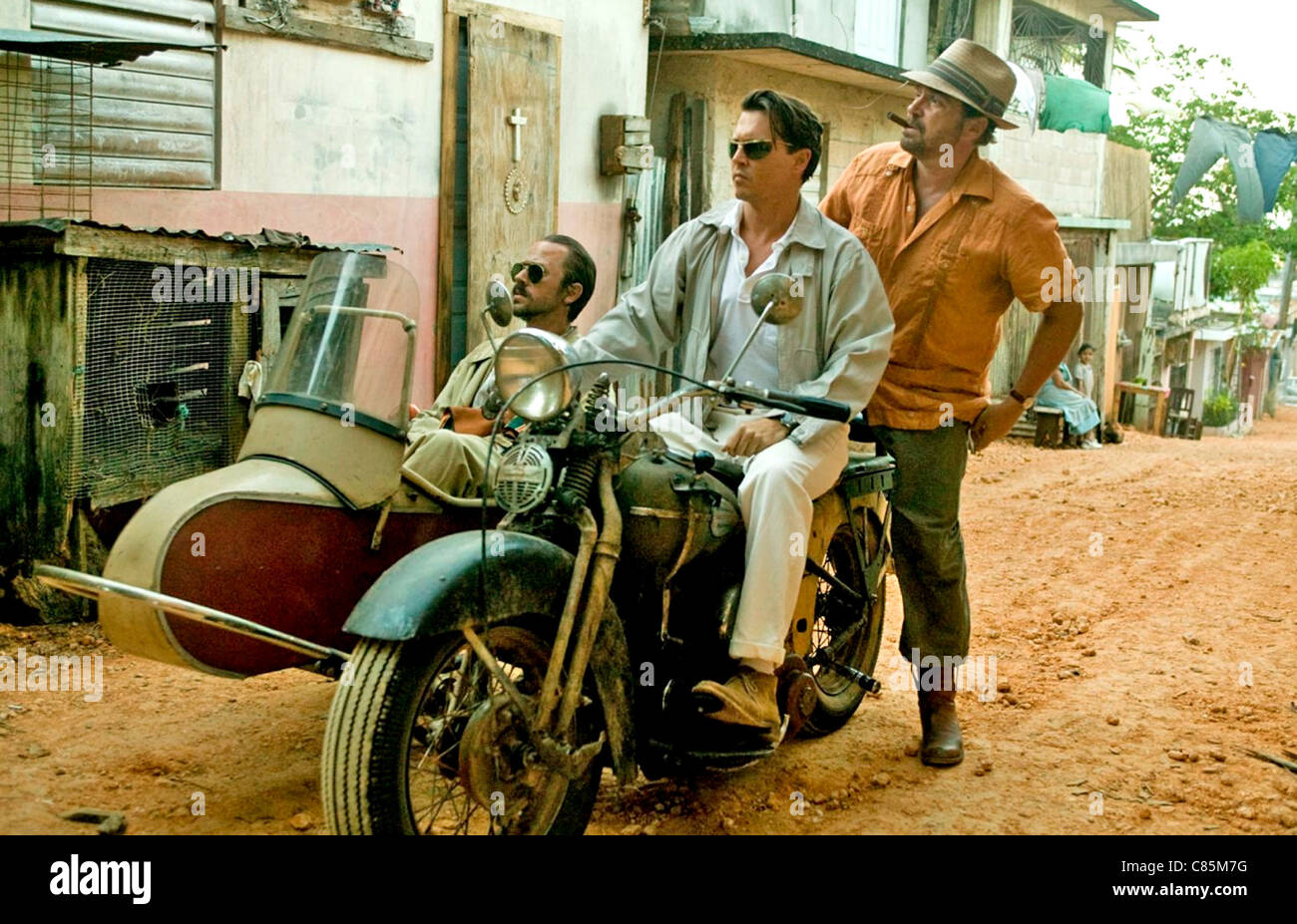 La RUM DIARY 2011 FilmDistrict/GK Films production avec de gauche à droite : Giovanni Ribisi, Johnny Depp, Michael Rispoli Banque D'Images