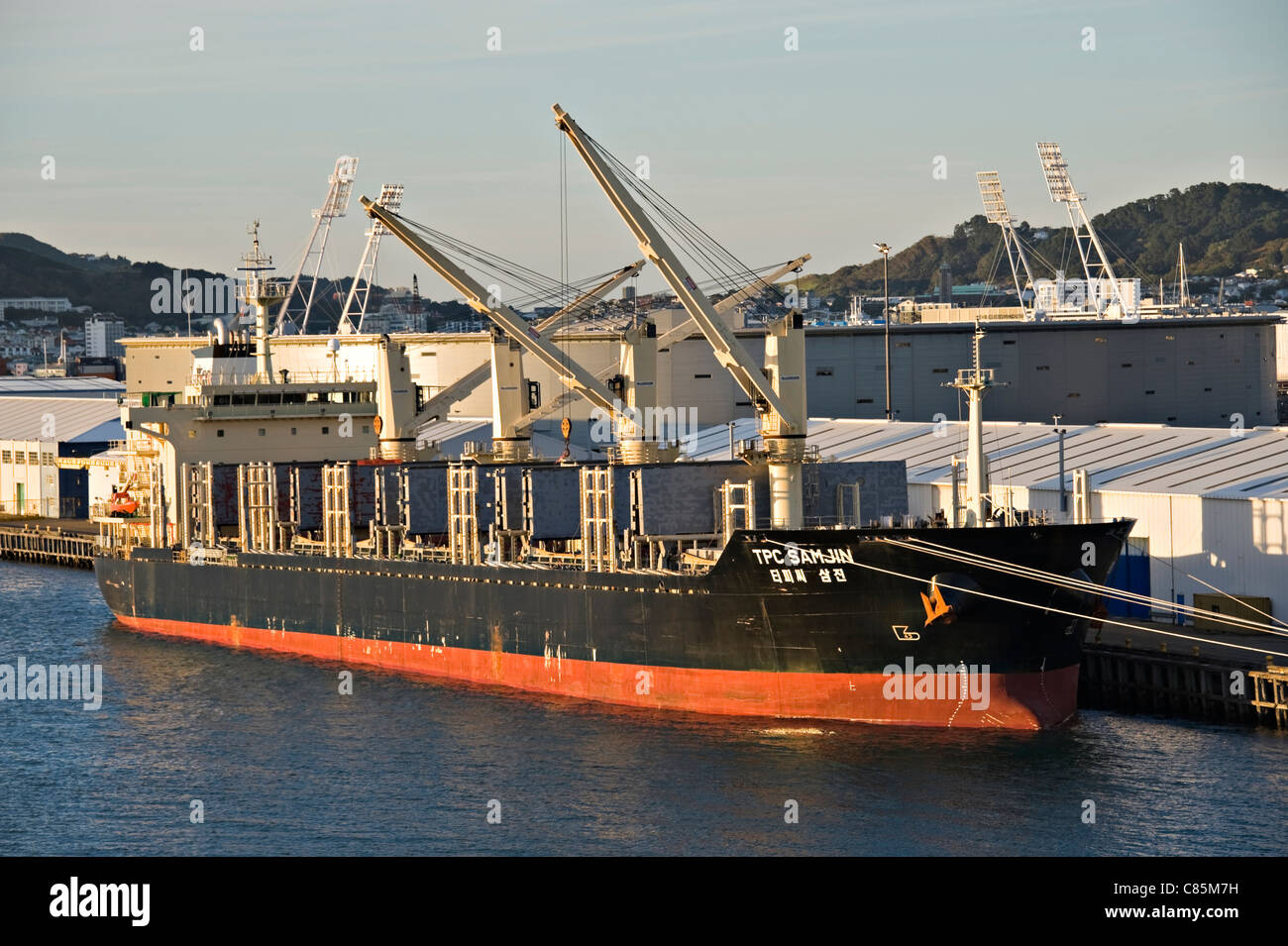 Le vraquier Navire PTC Samjin maintenant appelé Diana amarré à quai dans le port de Wellington NZ Nouvelle-Zélande Port Nicholson Banque D'Images