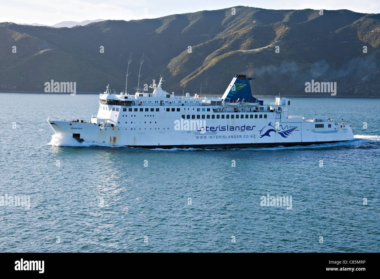 Le traversier pour véhicules et passagers Interislander Arahura dans le détroit de Cook en transit entre les îles du nord et du sud de la Nouvelle-Zélande Banque D'Images