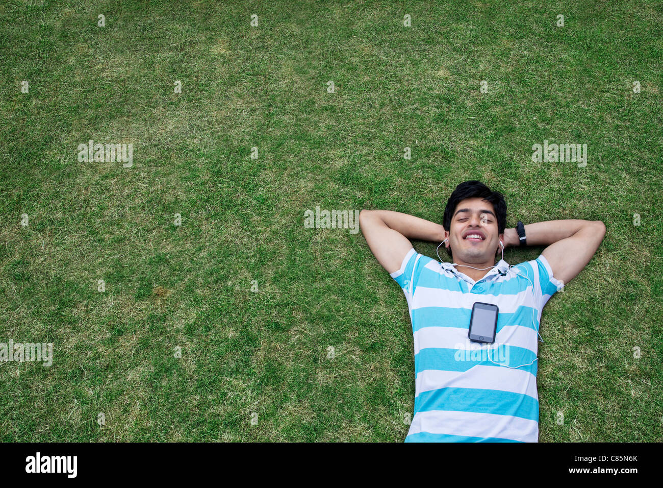 Young man listening to music Banque D'Images
