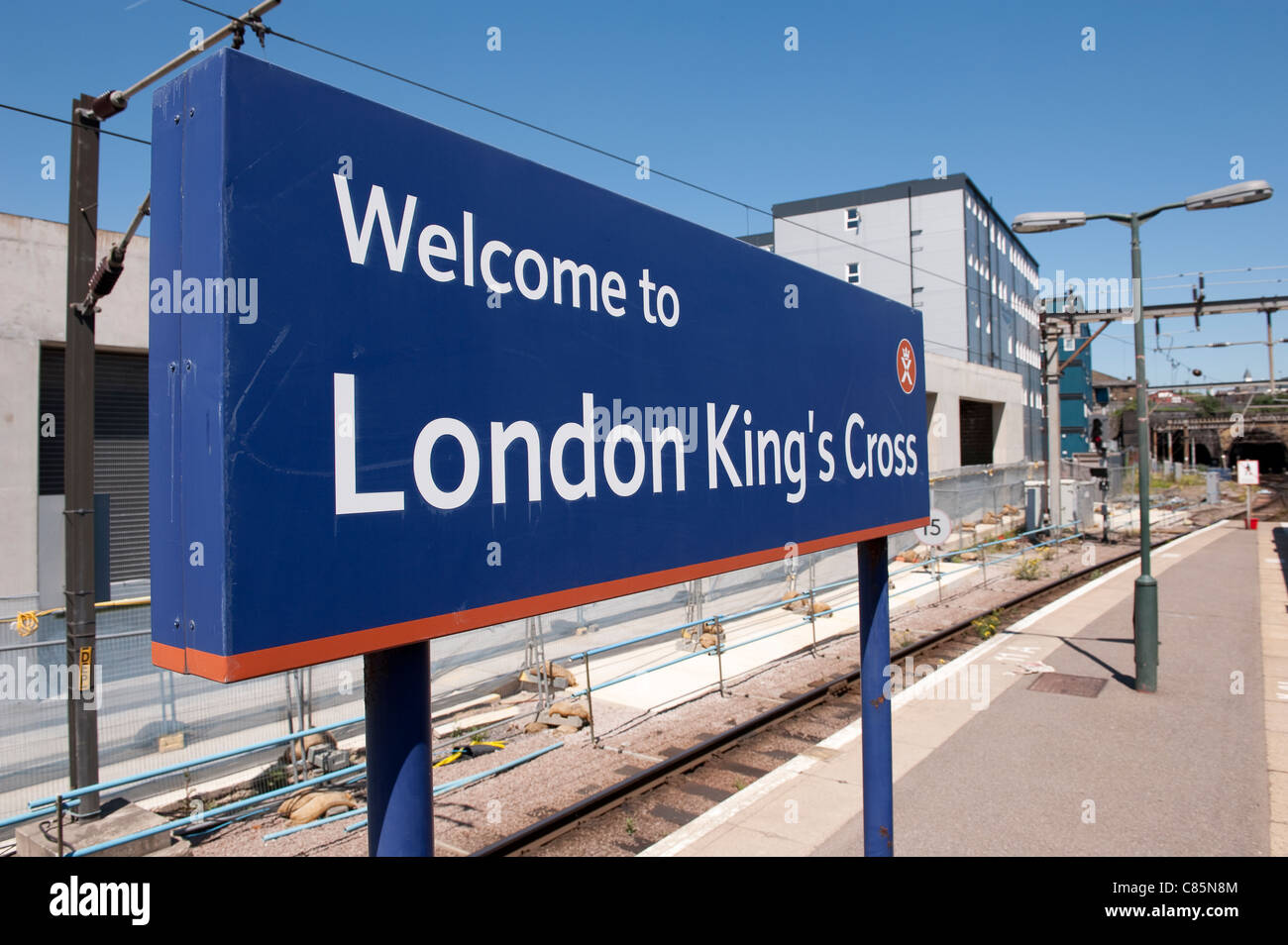 Panneau de Bienvenue sur la plate-forme de London's Kings Cross Railway Station, Angleterre. Banque D'Images