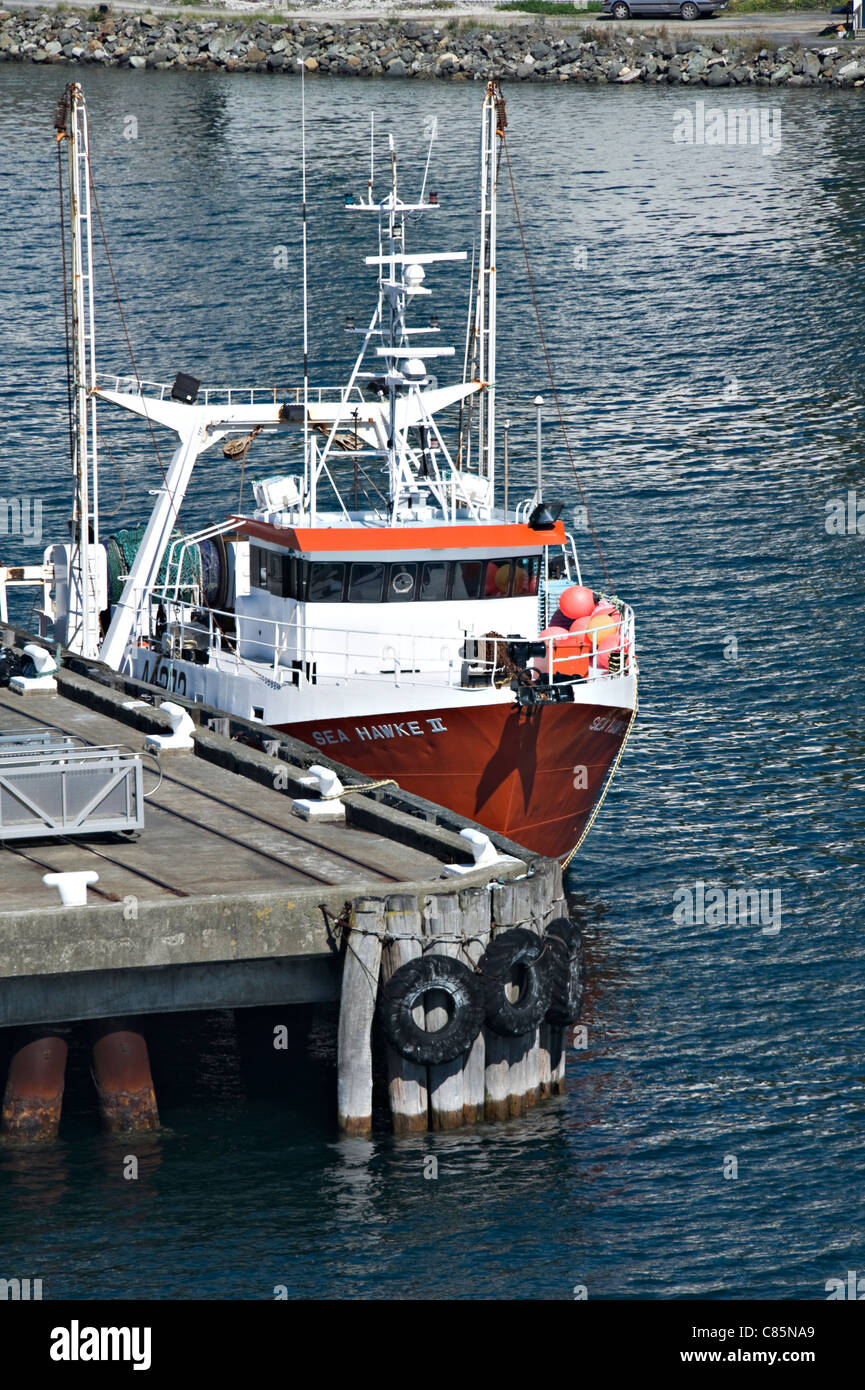 Le chalutier de haute mer mer Hawke II amarré à quai dans le port de Picton ile sud Nouvelle Zelande Banque D'Images