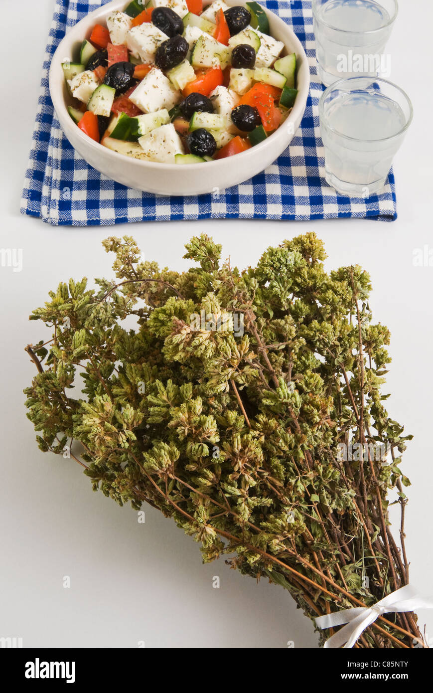 L'origan, salade grecque et de l'ouzo Banque D'Images