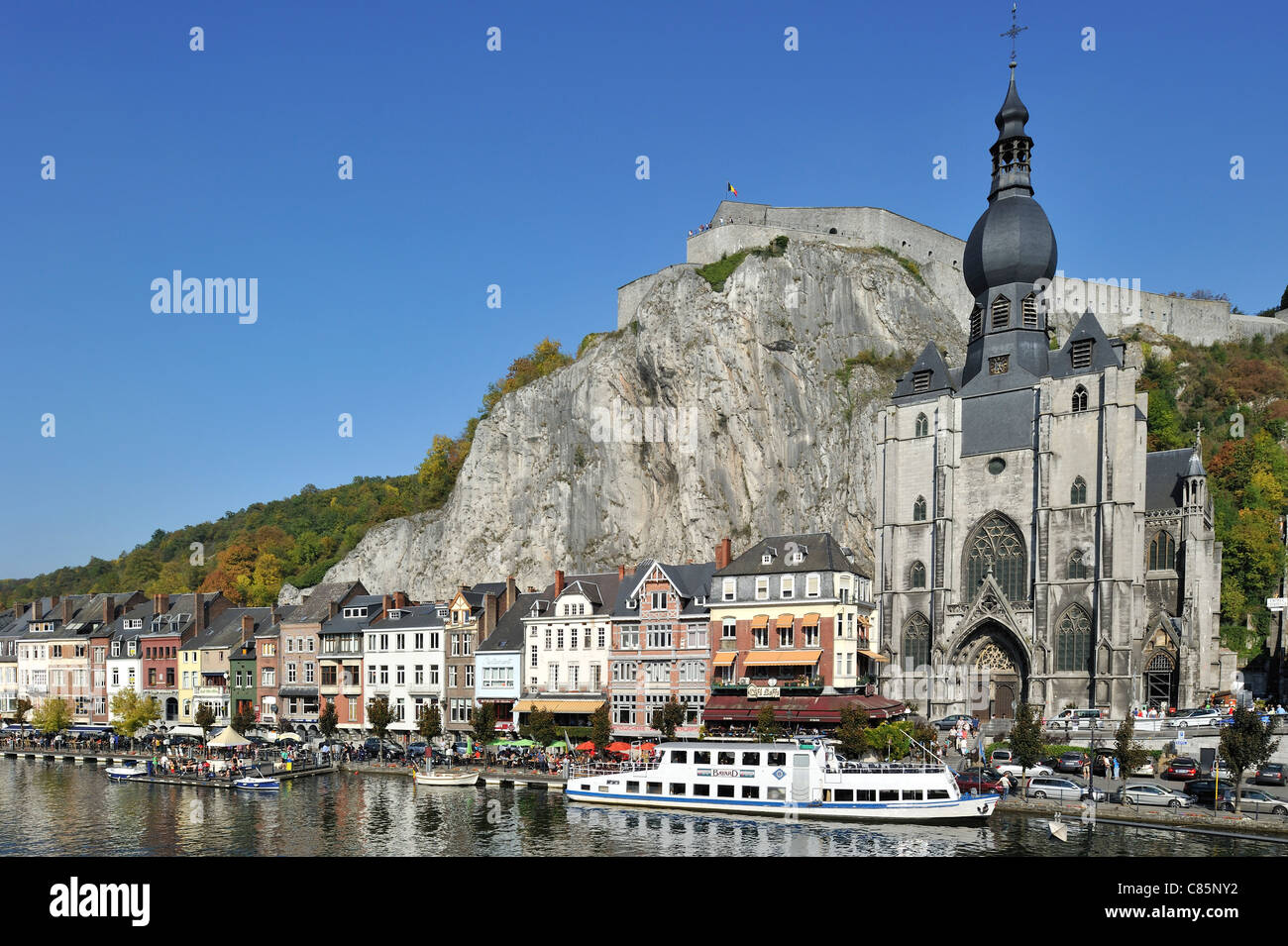 Les touristes en bateau de plaisance, la citadelle et la Collégiale Notre-Dame le long de la Meuse à Dinant, Belgique Banque D'Images