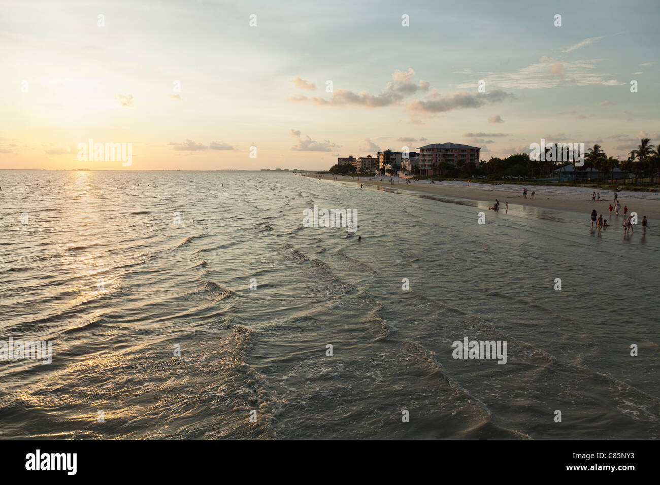 Les gens à la plage au coucher du soleil, plage de Fort Myers, Floride, USA Banque D'Images