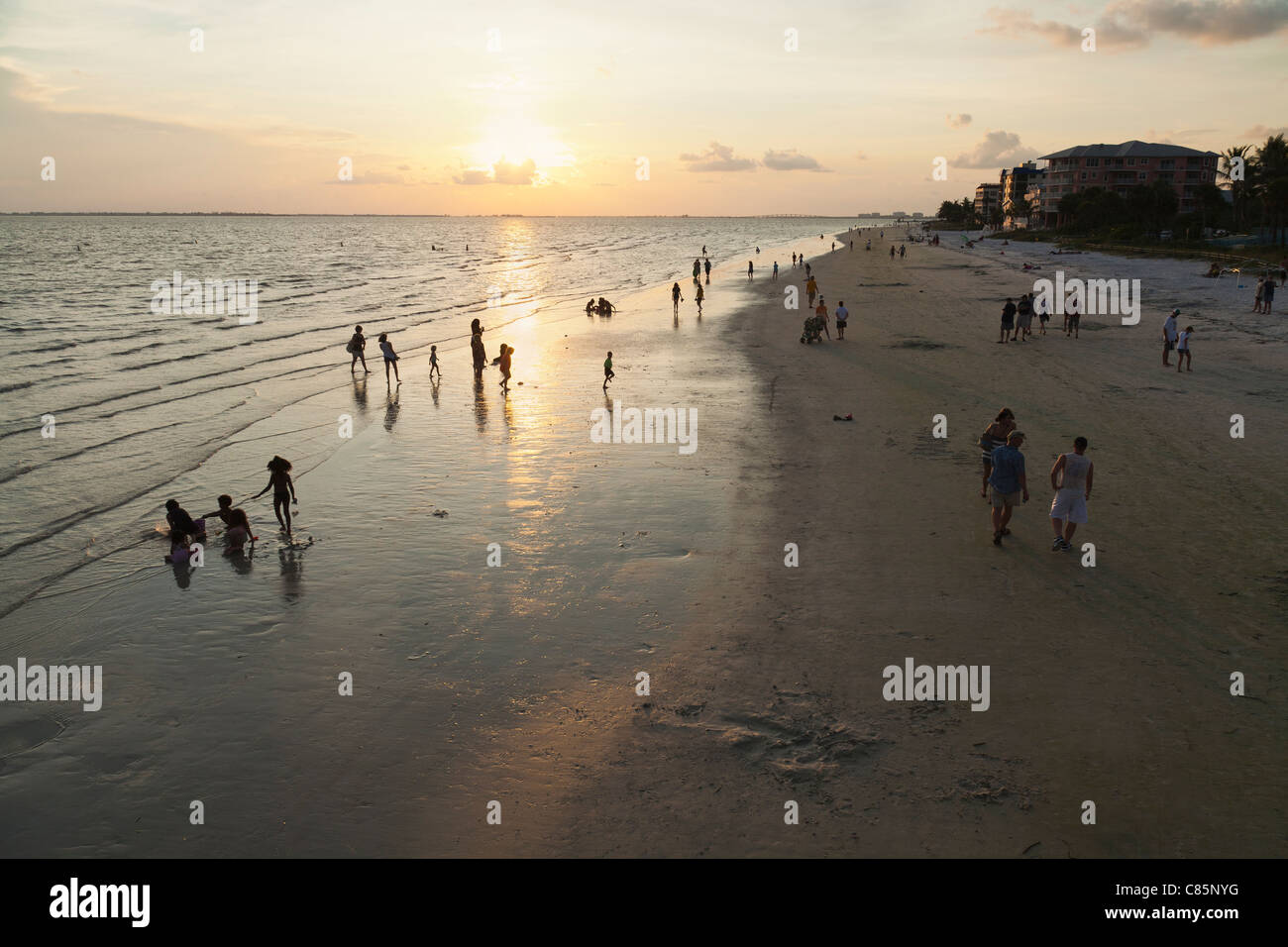 Les gens à la plage au coucher du soleil, plage de Fort Myers, Floride, USA Banque D'Images