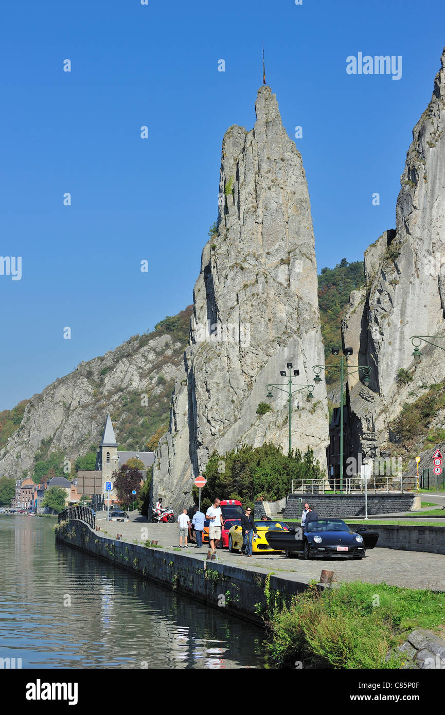 La formation rocheuse Rocher Bayard et de voitures de sport le long de la Meuse à Dinant, Belgique Banque D'Images