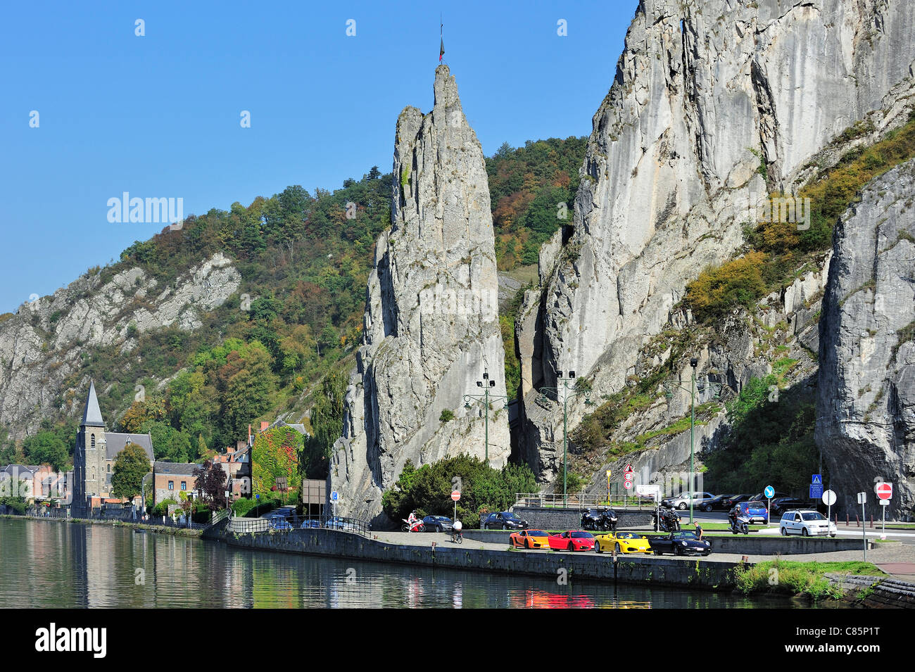 La formation rocheuse Rocher Bayard et de voitures de sport le long de la Meuse à Dinant, Belgique Banque D'Images