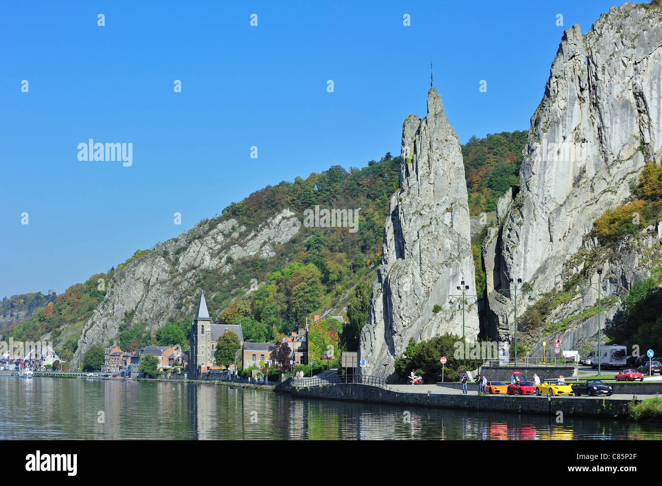 La formation rocheuse Rocher Bayard et de voitures de sport le long de la Meuse à Dinant, Belgique Banque D'Images