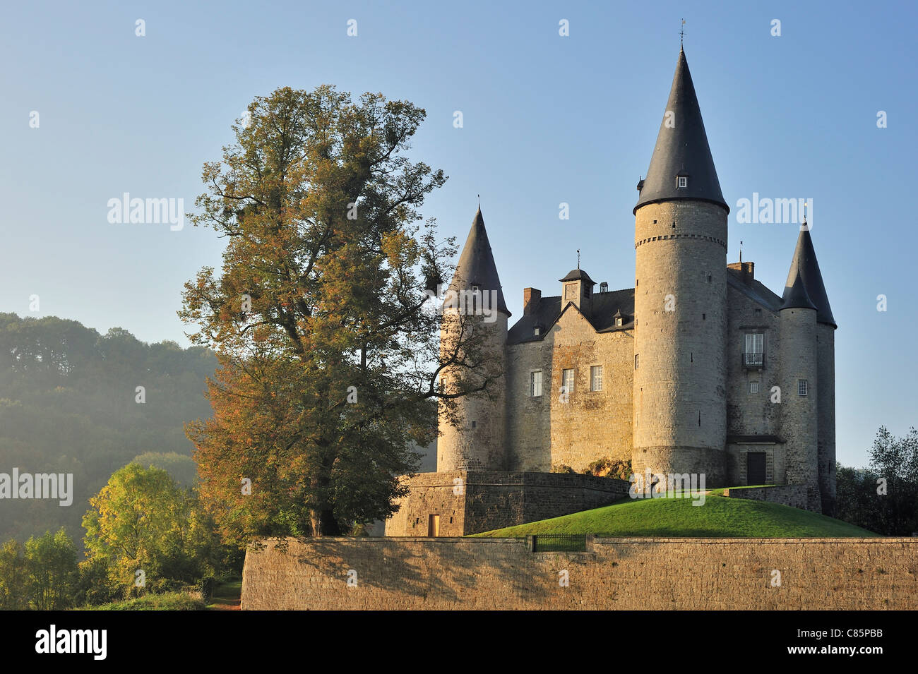 La cité médiévale château de Vêves / château de Vêves en automne brouillard, celles, Ardennes Belges, Belgique Banque D'Images