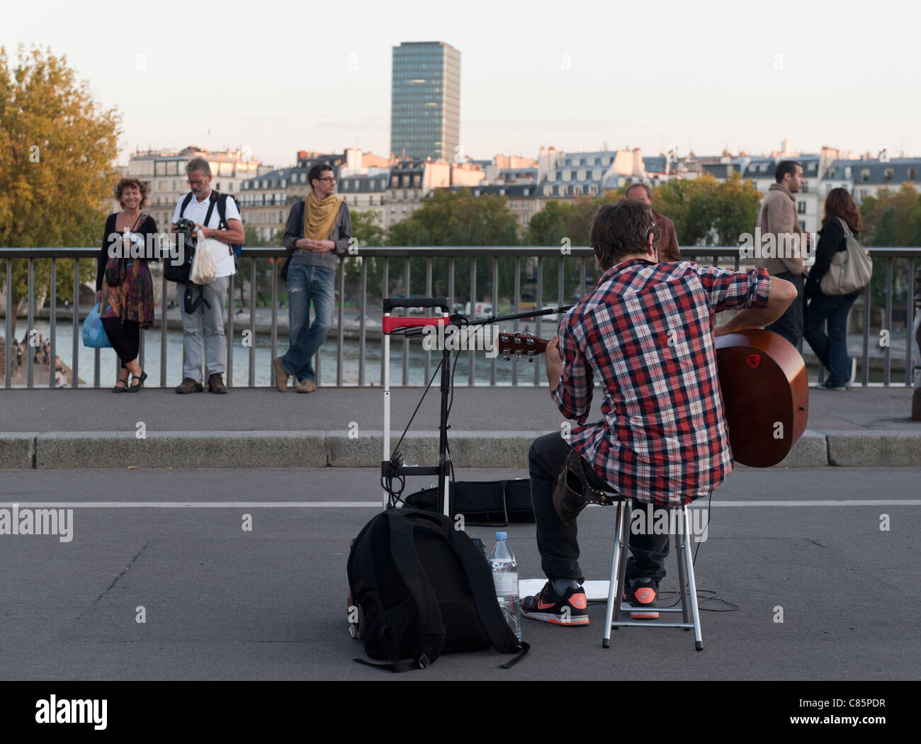 male-in-street-with-guitar-paris-banque-de-photographies-et-d-images