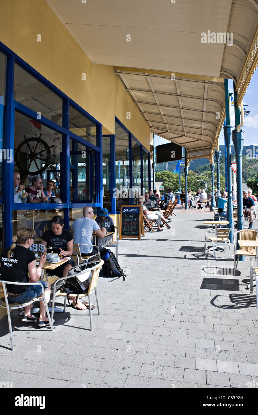 Café et restaurant avec tables en plein air Coin de London Quay et High Street Picton ile sud Nouvelle Zelande NZ Banque D'Images