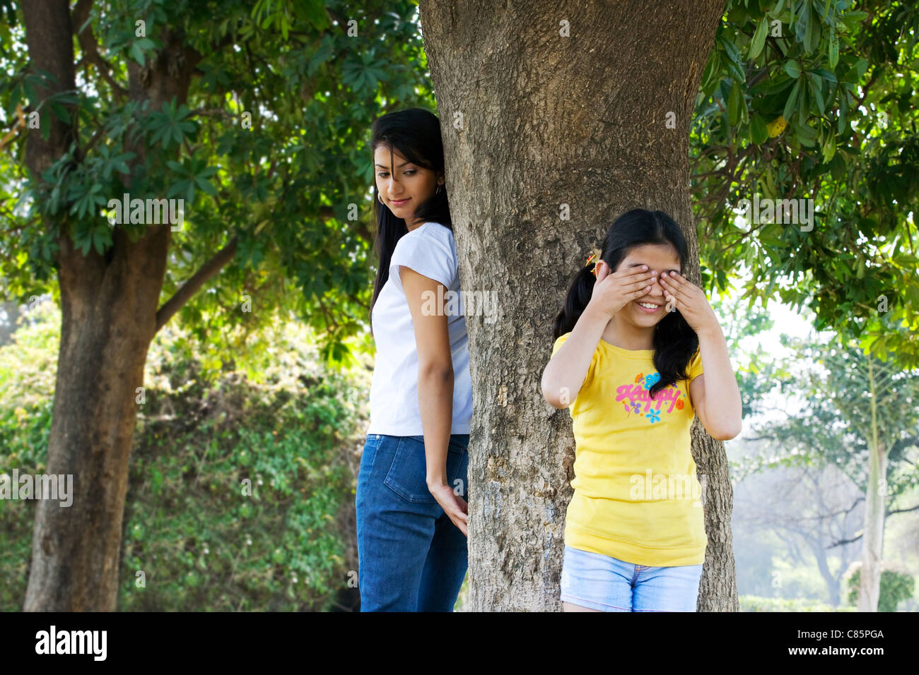 Mère et fille joue à cache-cache Banque D'Images