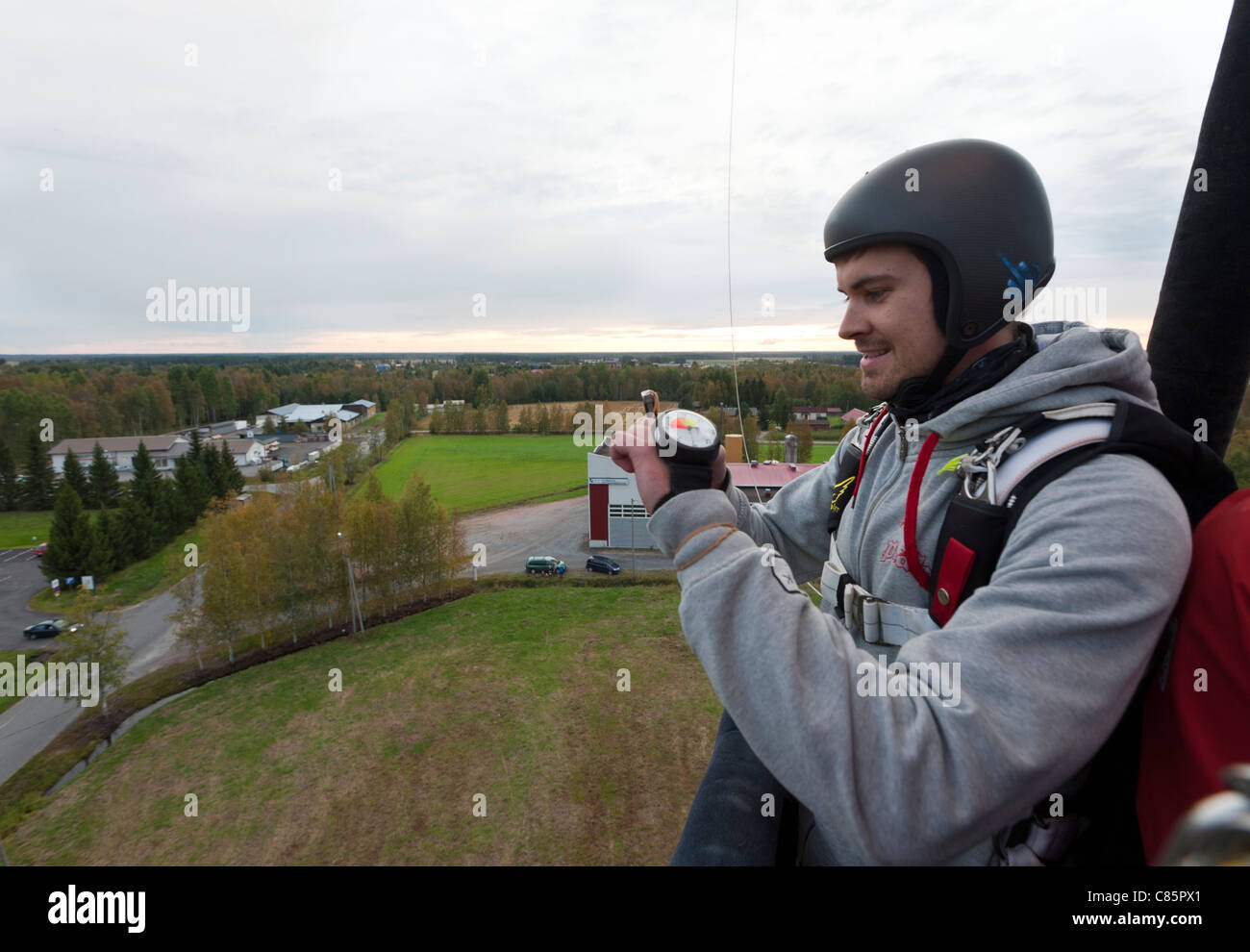 Les parachutistes d'un attendant son tour pour sauter d'un ballon à air chaud. Banque D'Images