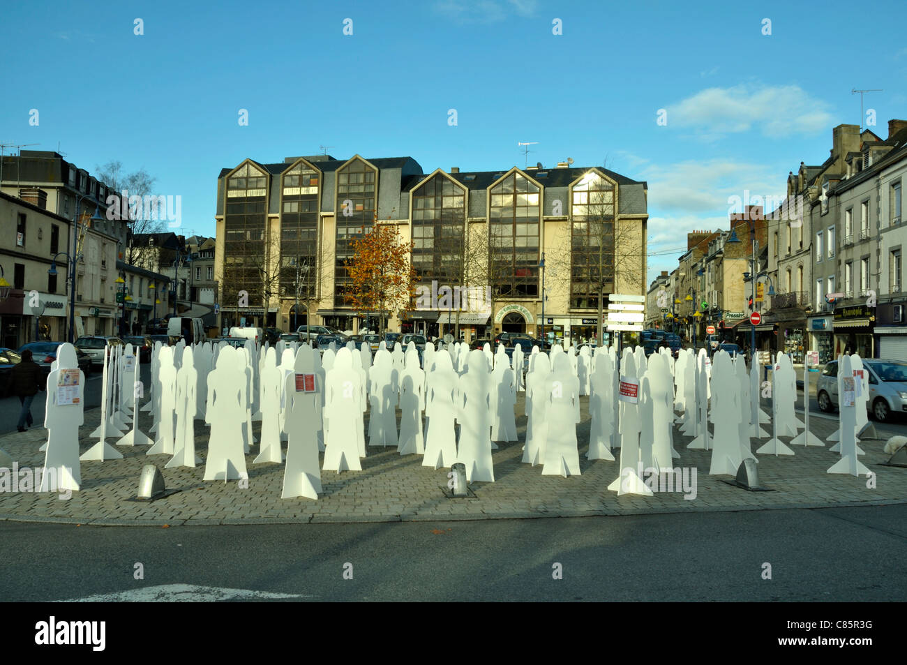 La ville de Mayenne, l'installation sur le centre-ville de résumé des figures féminines de sensibilisation sur la violence contre les femmes. Banque D'Images