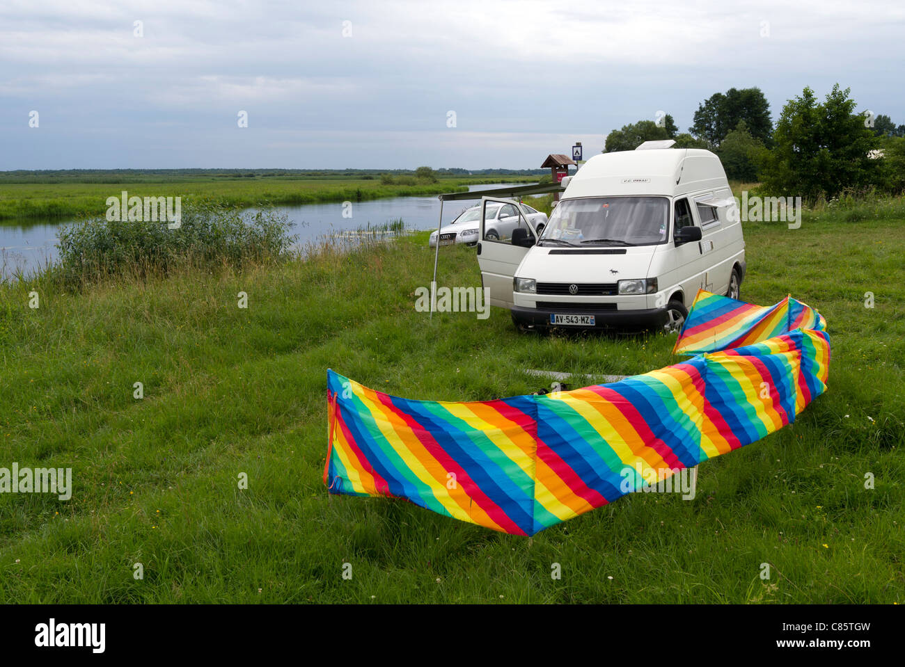 Pologne, Parc National de la rivière Biebrza, VW T4 camping-transporteur Banque D'Images