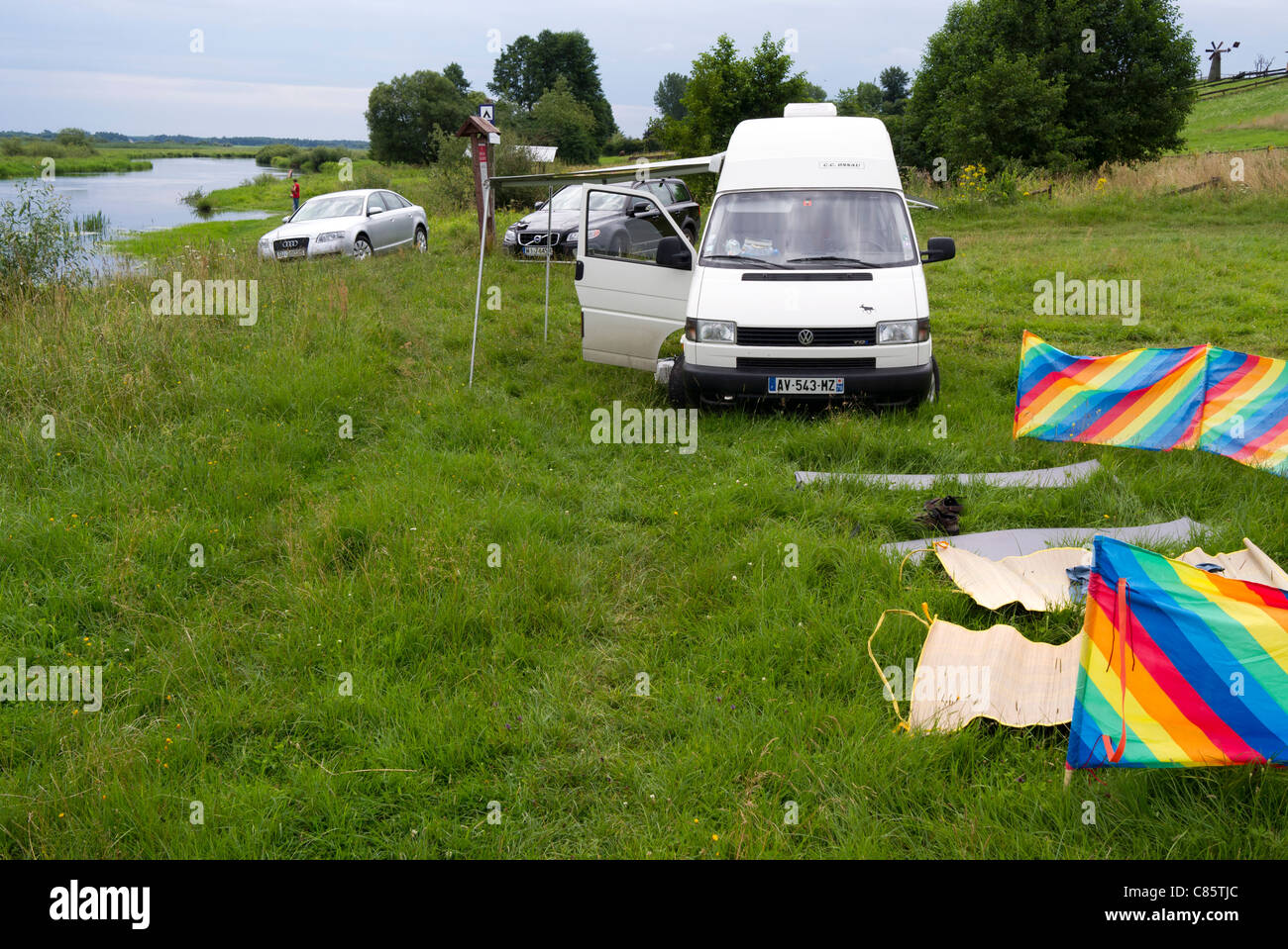 Pologne, Parc National de la rivière Biebrza, VW T4 camping-transporteur Banque D'Images