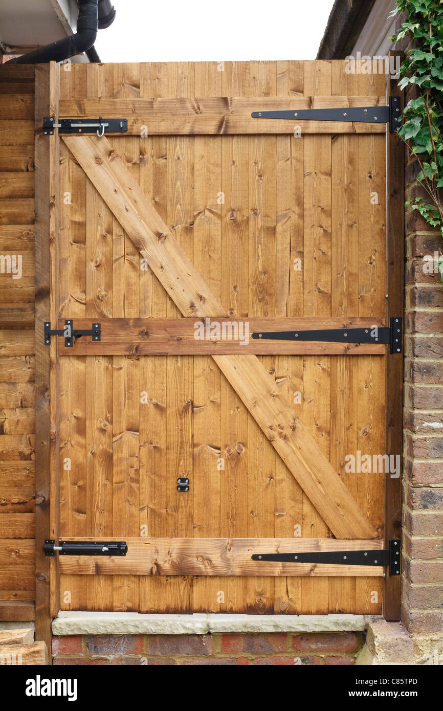 Rainure et jardin extérieure en bois porte avec charnières en fonte Photo  Stock - Alamy