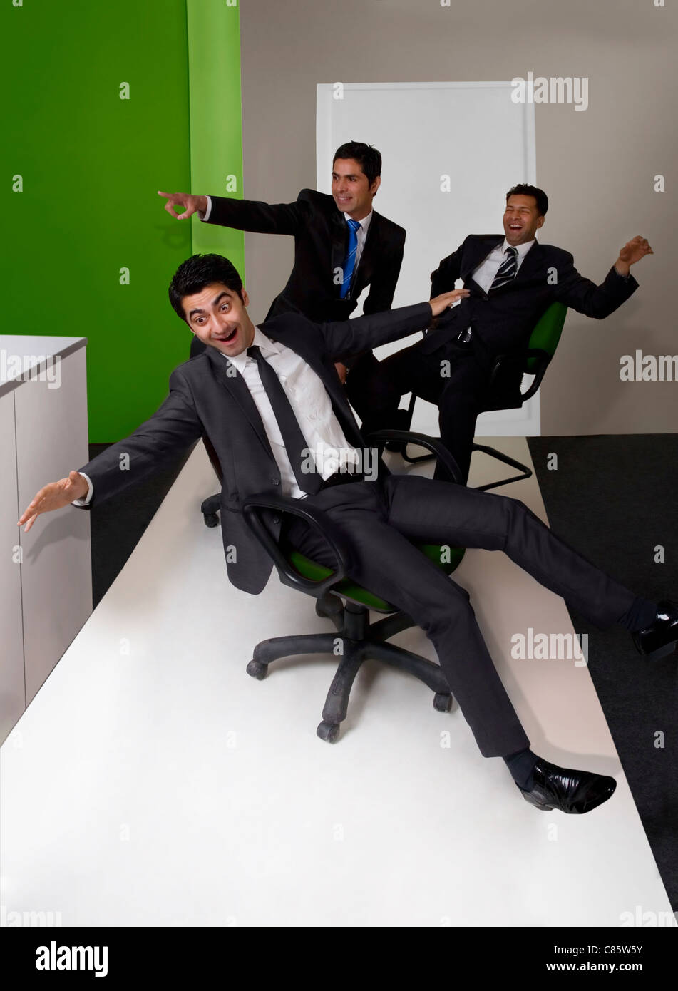 Les hommes d'avoir du plaisir au bureau Banque D'Images