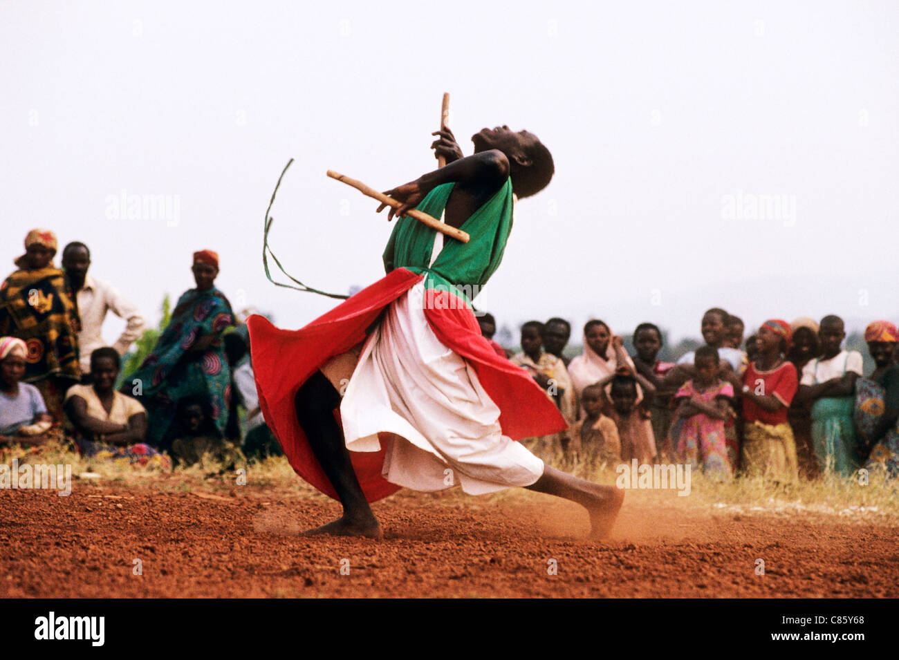 Le Burundi. Le batteur holding baguettes de tambour et de la danse, à partir d'un groupe traditionnel au Burundi. Banque D'Images