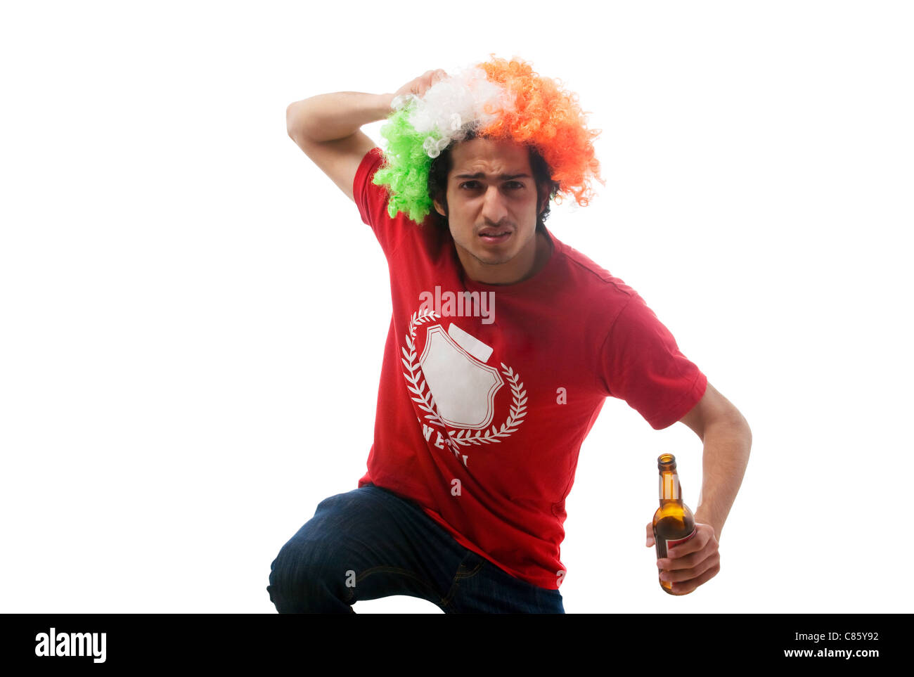 Garçon avec une perruque tenant une bouteille de bière Banque D'Images