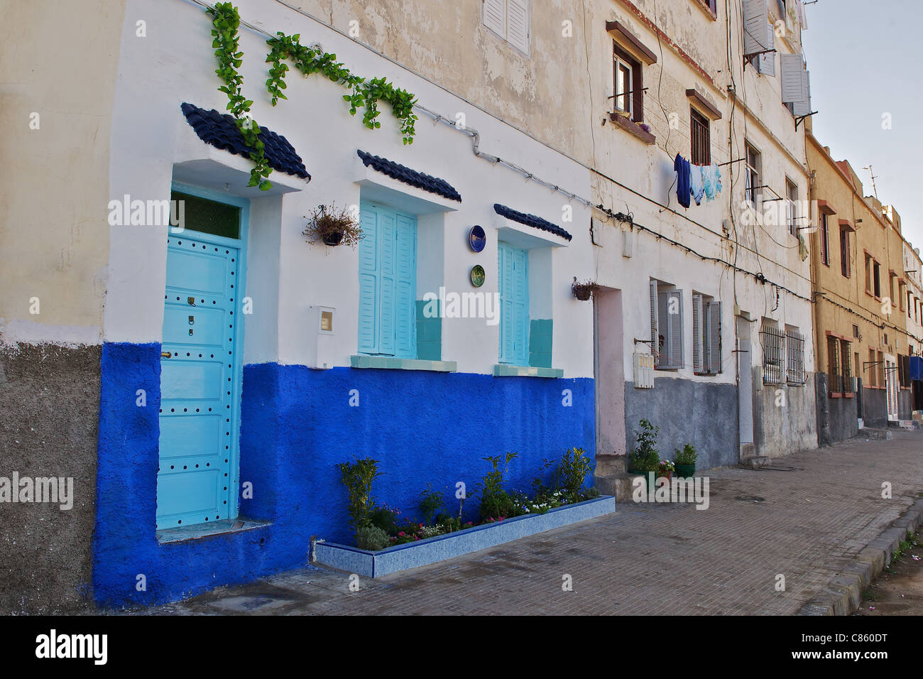 Un lumineux et coloré peint bleu et blanc chambre/dans une rue terne Banque D'Images