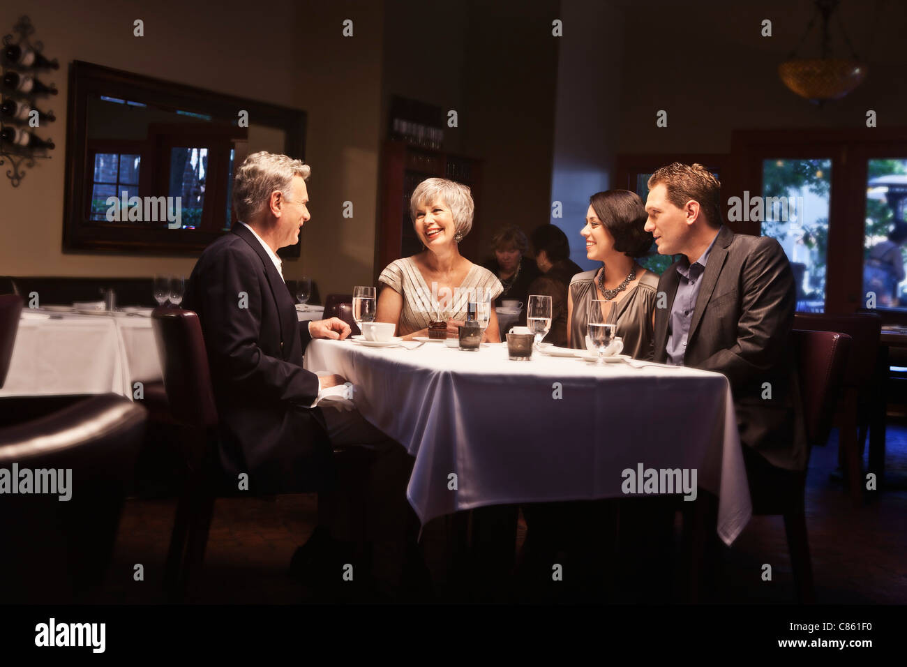 Des couples de dîner au restaurant ensemble Banque D'Images
