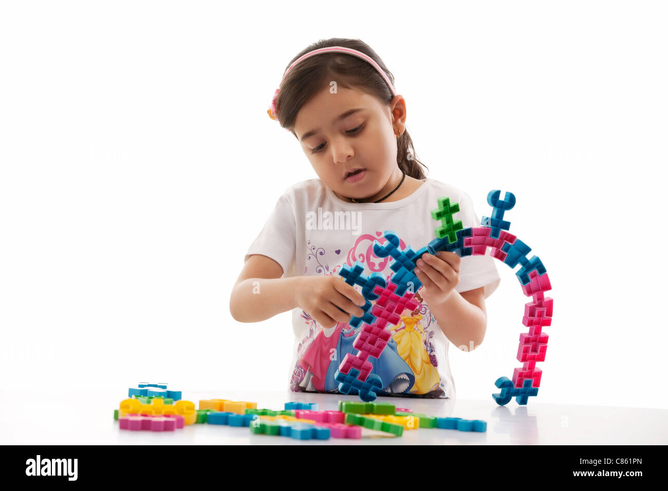 Fille jouant avec des blocs de construction Banque D'Images