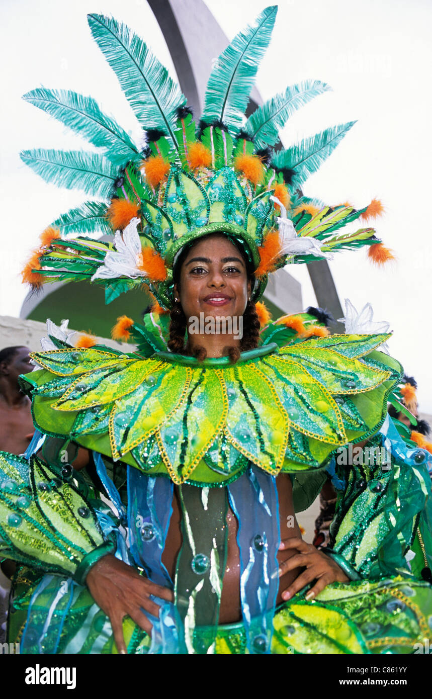 Rio de Janeiro, Brésil. Carnival girl ; dans des costumes somptueux en vert, bleu, orange et jaune Banque D'Images