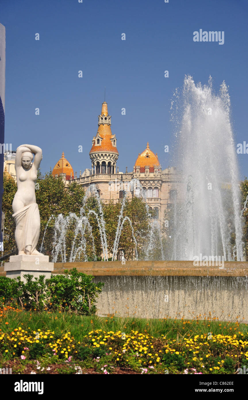 Fontaine sur la Place de Catalogne, Barcelone, Province de Barcelone, Catalogne, Espagne Banque D'Images