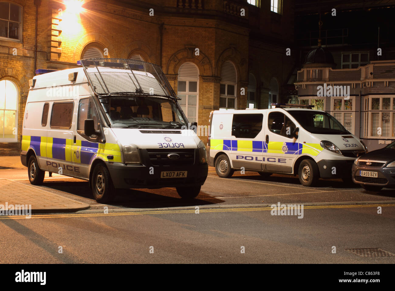 Voiture de police uk riot van avec grillage de protection de pare-brise Banque D'Images