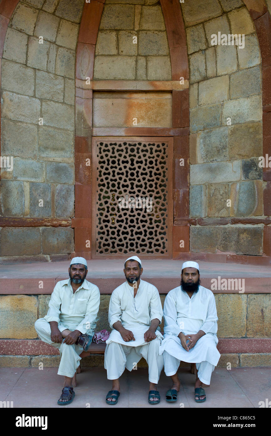Les visiteurs musulmans à Humayuns Tomb, World Heritage Monument construit 16e siècle, à New Delhi, Inde Banque D'Images