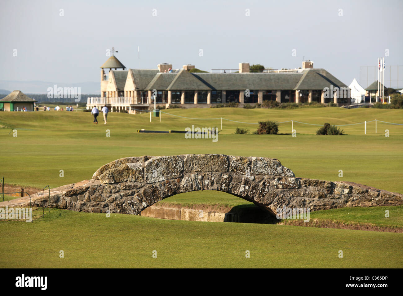 Ville de St Andrews, Écosse. Aplenty poivron Pont sur St Andrews golf avec les liens le club-house à l'arrière-plan. Banque D'Images