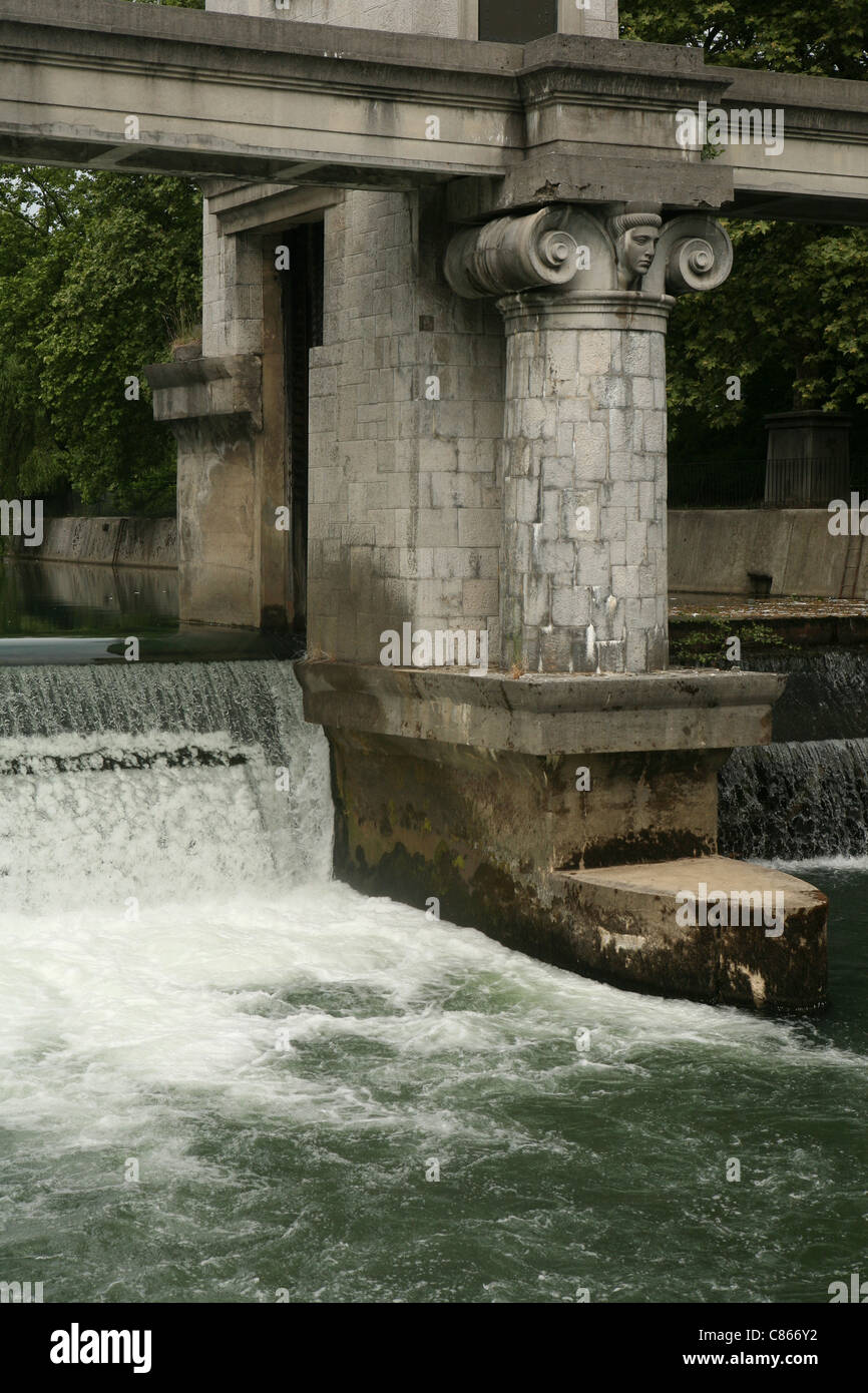 Vanne à la rivière Ljubljanica par l'architecte Joze Plecnik (1939-1945) à Ljubljana, Slovénie. Banque D'Images